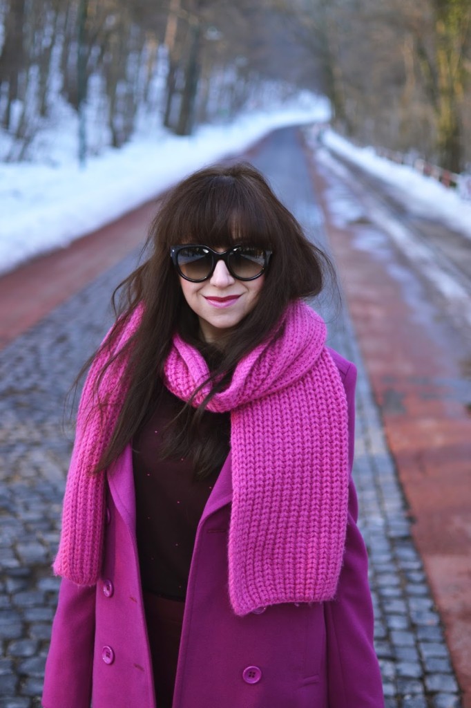 ÚSPEŠNÝ DEŇ_Katharine-fashion is beautiful_Ružové kožené rukavice_Bordové pančuchy_Bodkovaný top_Katarína Jakubčová_Fashion blogger