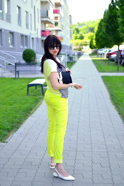 10 x NIKDY_Katharine-fashion is beautiful_Žlté džínsy_Pruhovaný top_Katarína Jakubčová_Fashion blogger