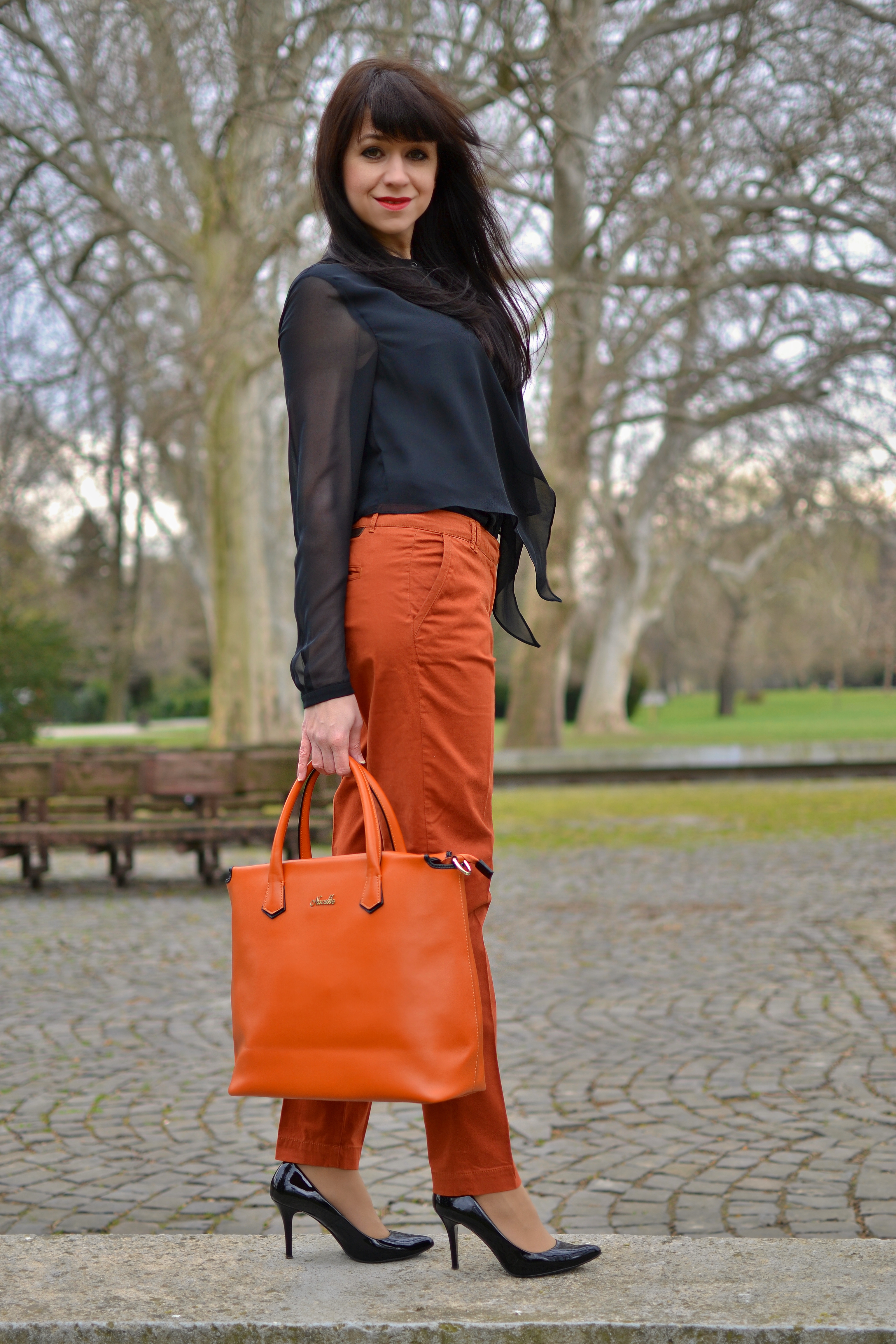 9 MOŽNOSTÍ AKO ZATRAKTÍVNIŤ VAŠU BIELU KOŠEĽU_Katharine-fashion is beautiful_Oranžová kabelka_Biela košeľa_Čierna blúzka_Katarína Jakubčová_Fashion blogger