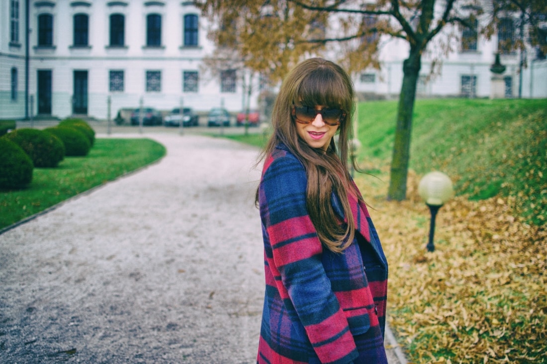 Tvoj osobný upgrade_Katharine-fashion is beautiful_blog 10_vzorovaný kabát_elegancia_bordovomodrá_Katarína Jakubčová_Fashion blogger