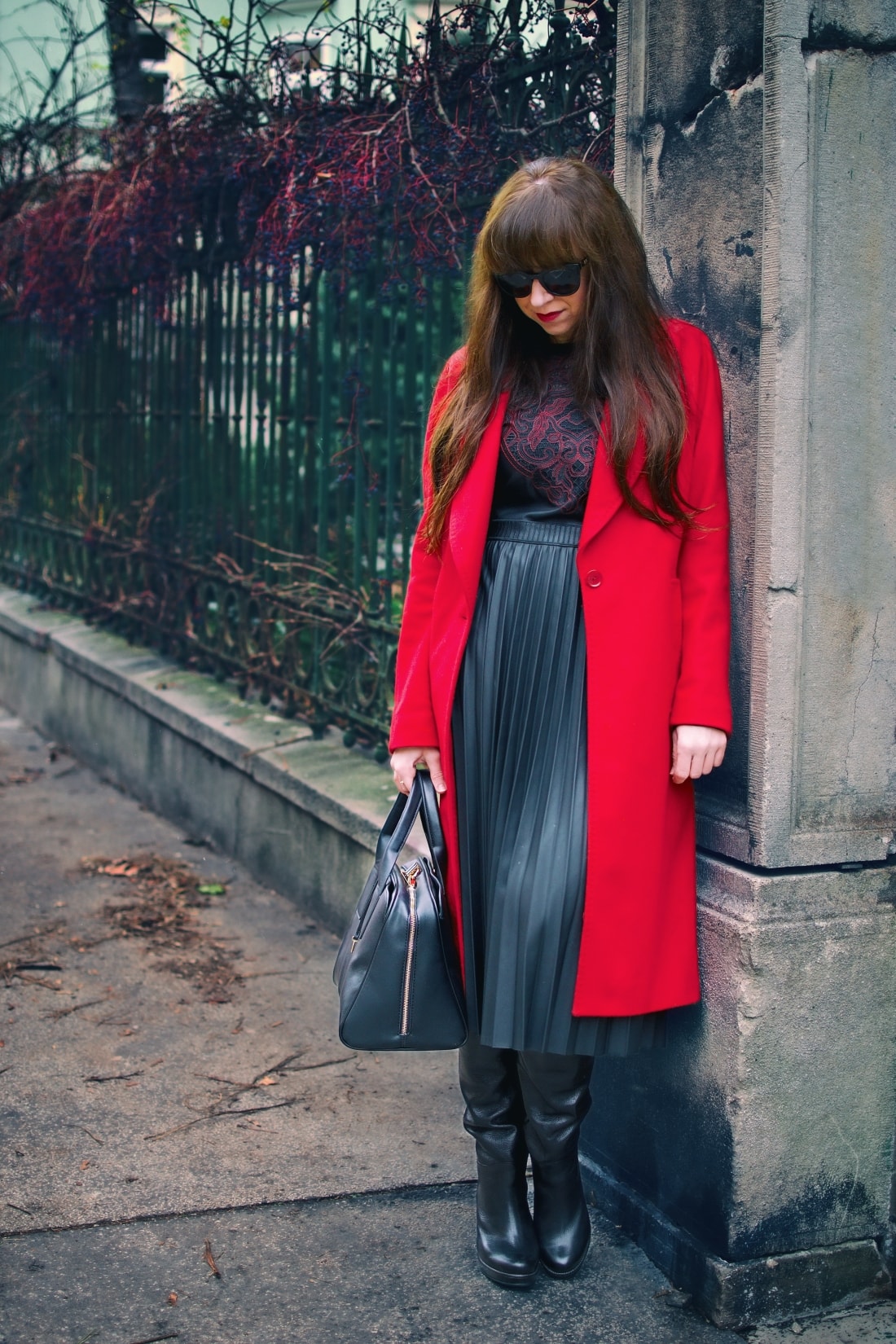 Čierne plisované šaty_Katharine-fashion is beautiful_blog 1_Červený kabát Zara_Kabelka Parfois_Katarína Jakubčová_Fashion blogger
