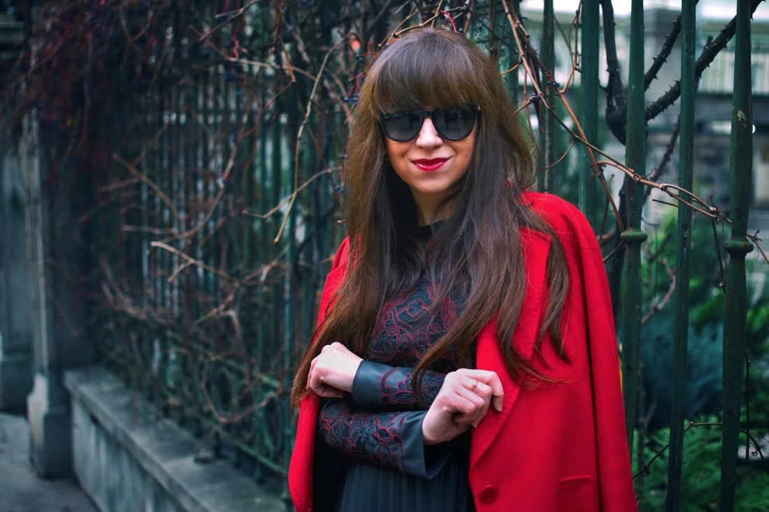 Čierne plisované šaty_Katharine-fashion is beautiful_blog 3_Červený kabát Zara_Kabelka Parfois_Katarína Jakubčová_Fashion blogger