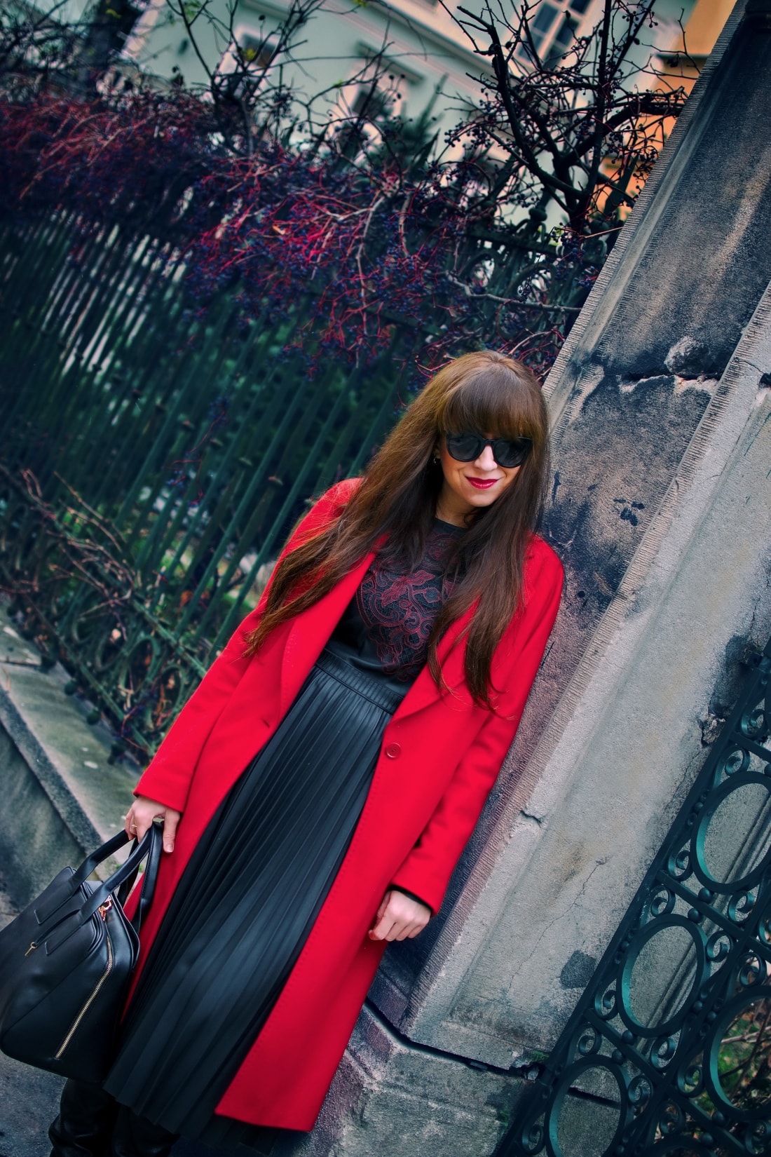 Čierne plisované šaty_Katharine-fashion is beautiful_blog 5_Červený kabát Zara_Kabelka Parfois_Katarína Jakubčová_Fashion blogger