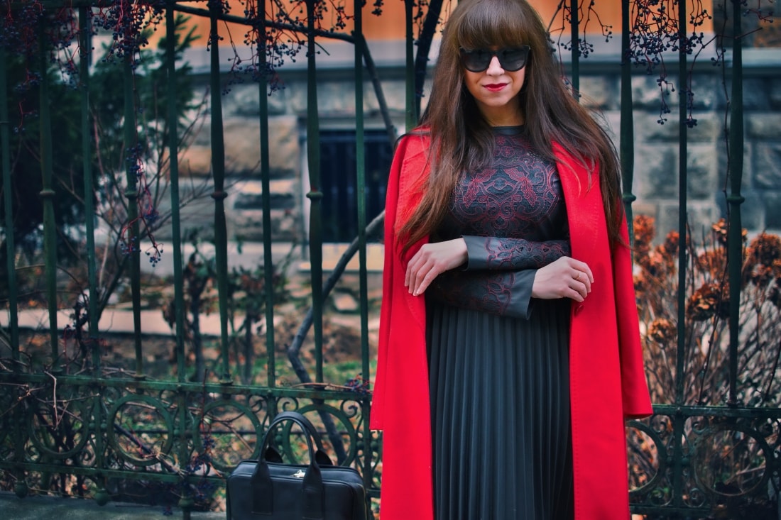 Čierne plisované šaty_Katharine-fashion is beautiful_blog 6_Červený kabát Zara_Kabelka Parfois_Katarína Jakubčová_Fashion blogger