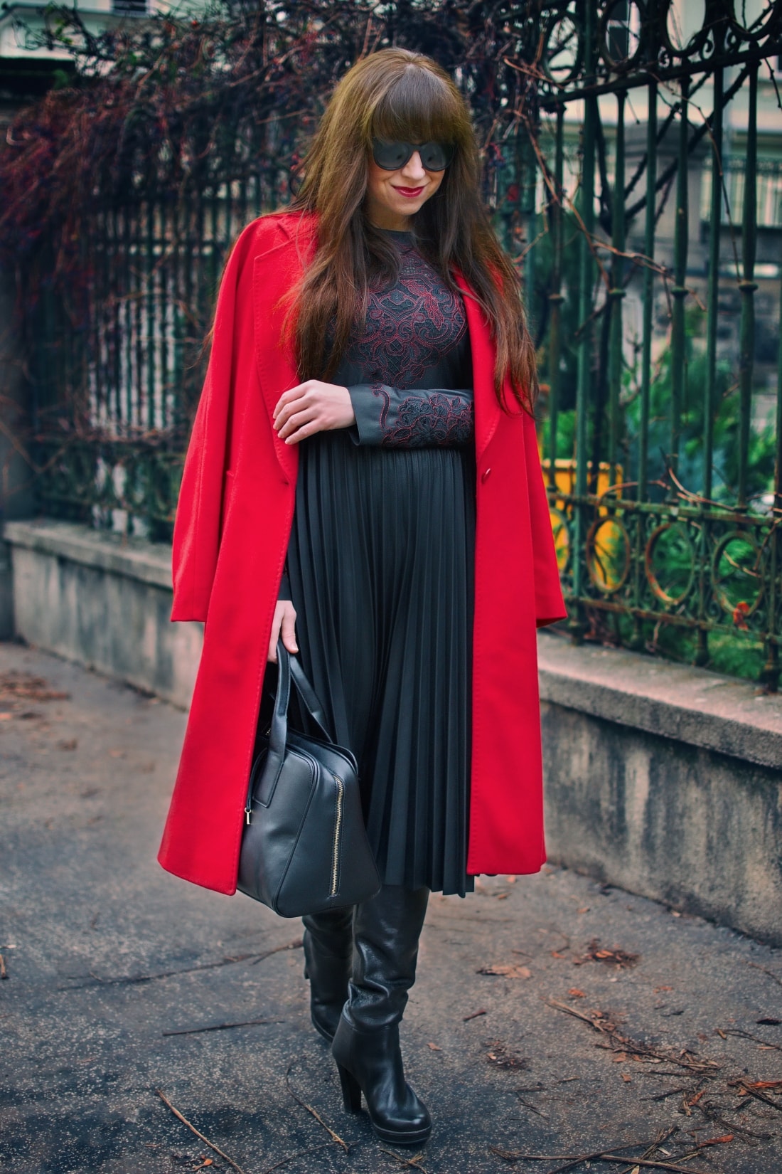 Čierne plisované šaty_Katharine-fashion is beautiful_blog 7_Červený kabát Zara_Kabelka Parfois_Katarína Jakubčová_Fashion blogger
